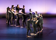 Tänzer:innen auf der Bühne