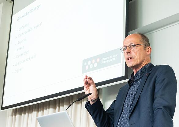 Senator Rackles am Rednerpult im LIS, Landesinstitut für Schule