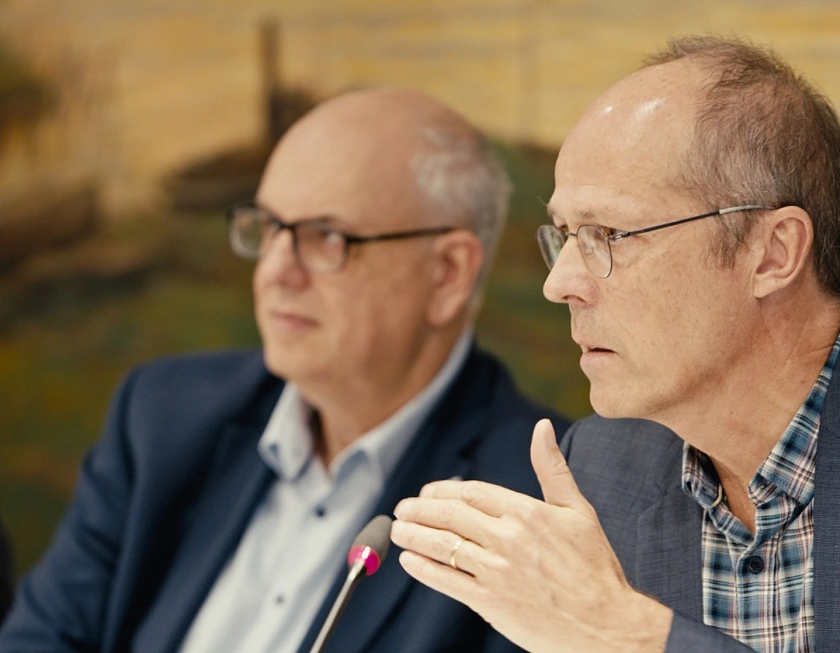 Bürgermeister Andreas Bovenschulte und Kinder- und Bildungssenator Mark Rackles sprechen auf einer Pressekonferenz.