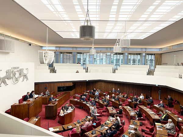 Von der Schule zum Senat : Ein Tag an der Seite der Politik