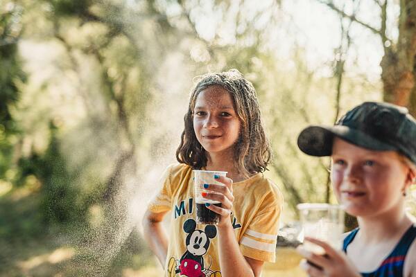 Zwei Kids, die im Sommer unterwegs sind 