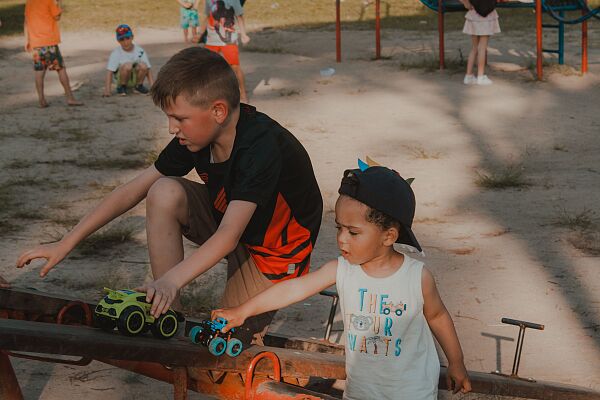 Zwei Jungs, die zusammen spielen