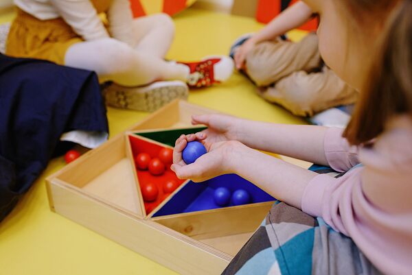 Ein Kind, das spielt 