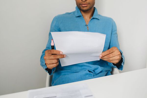 Ein Mann, der einen Brief in der Hand hält