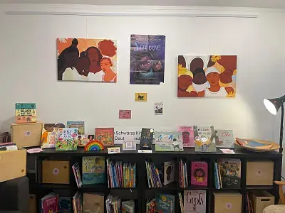 Ein Bücherregal, in dem ganz viele Bücher stehen 